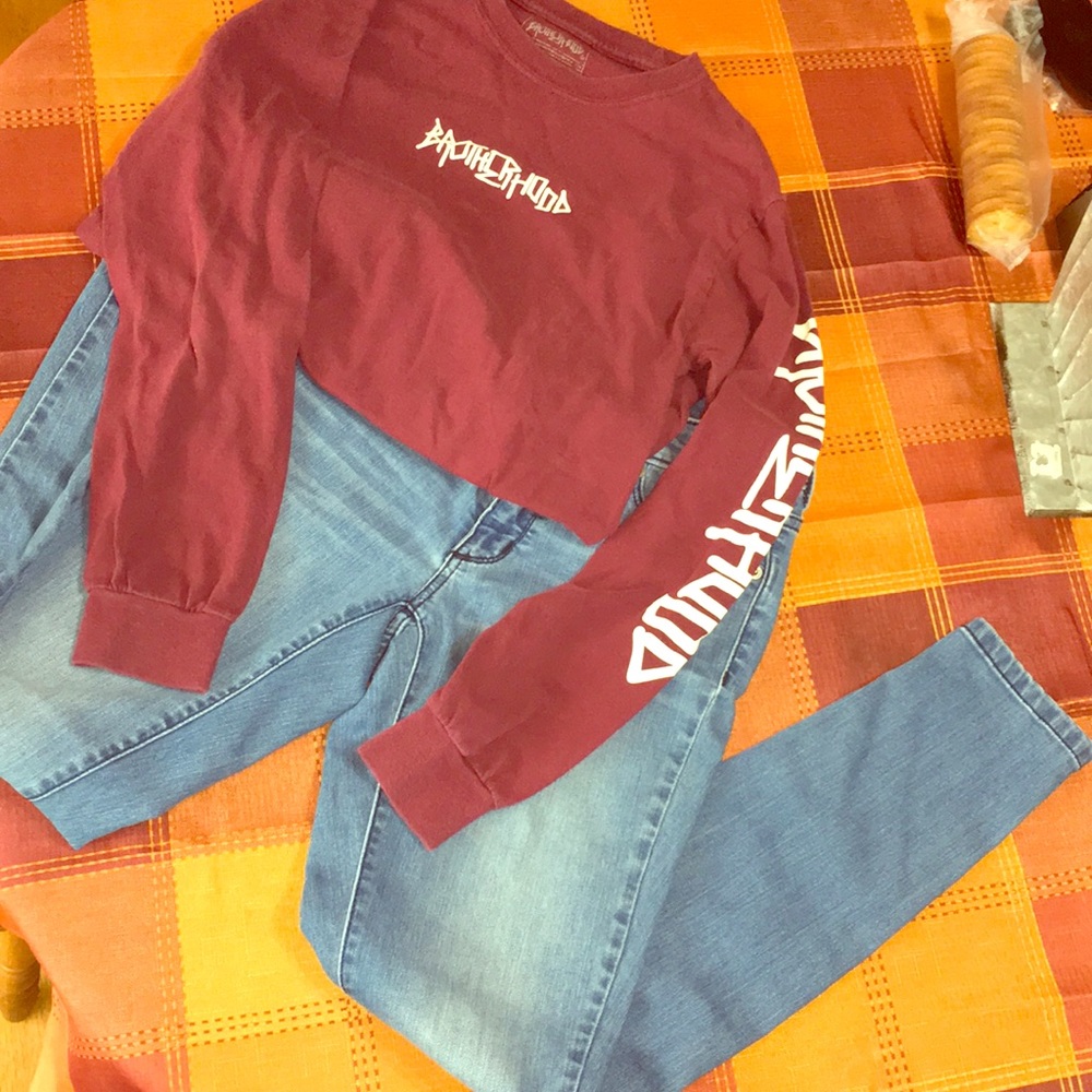 Outfit. High waist jeans and long sleeve tee
